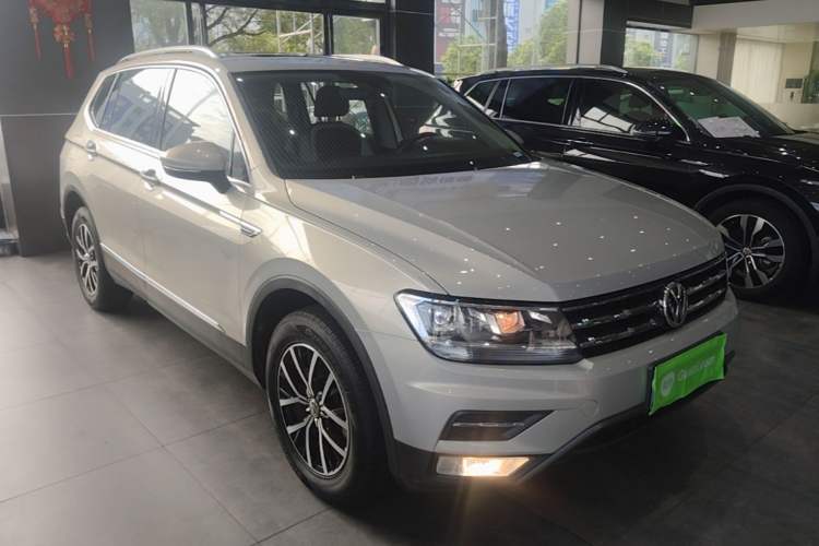 Used Volkswagen Tiguan L 2018 330TSI Automatic Two-Wheel Drive Luxury Edition Front Right 45 Deg