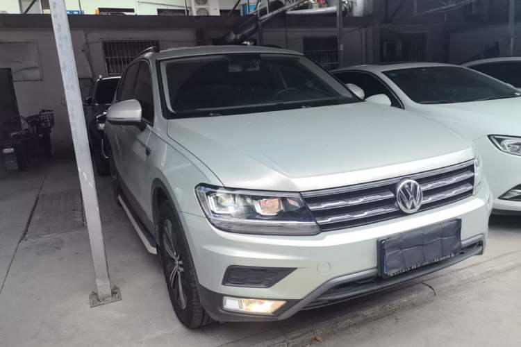 Used Volkswagen Tiguan L 2018 Revised Version 330TSI Automatic Two-Wheel Drive Trendy Edition Front Right 45 Deg