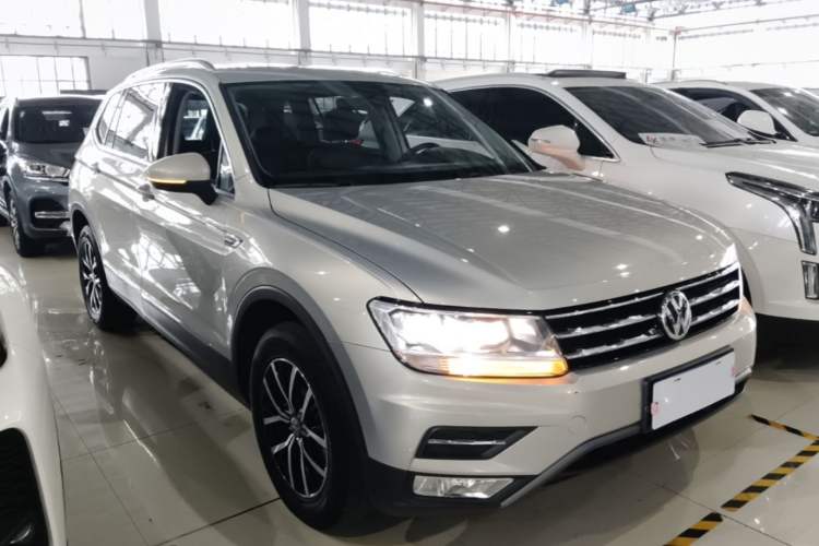Used Volkswagen Tiguan L 2018 330TSI Automatic Two-Wheel Drive Luxury Edition Front Right 45 Deg