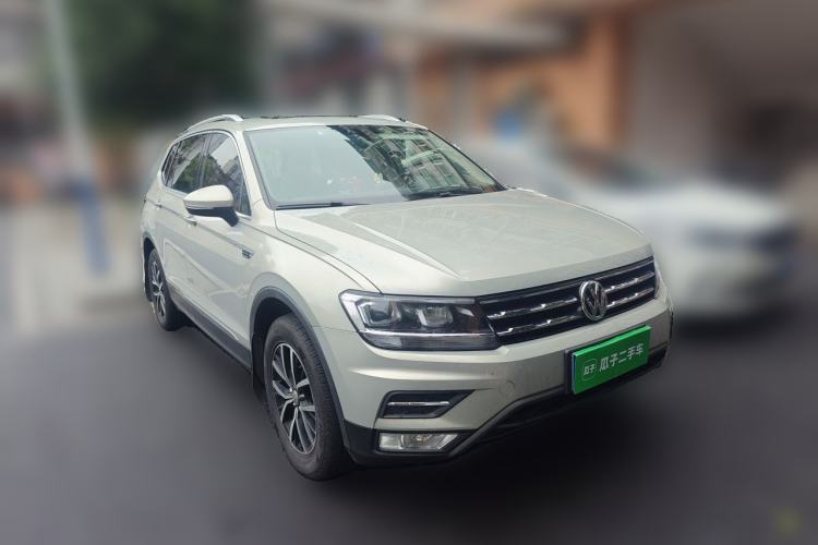 Used Volkswagen Tiguan L 2018 330TSI Automatic Two-Wheel Drive Luxury Edition Front Right 45 Deg