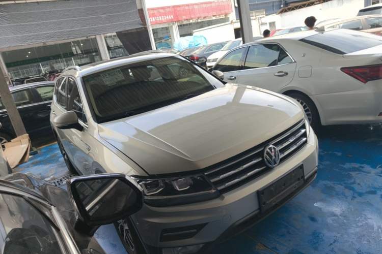Used Volkswagen Tiguan L 2018 330TSI Automatic Two-Wheel Drive Luxury Edition Front Right 45 Deg