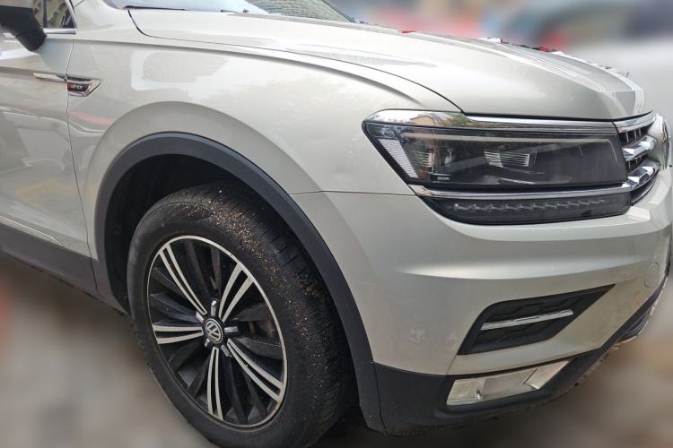 Used Volkswagen Tiguan L 2018 380TSI Automatic All-Wheel Drive Luxury Edition Front Right 45 Deg