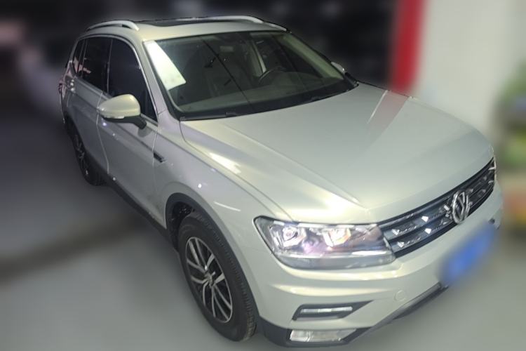 Used Volkswagen Tiguan L 2018 330TSI Automatic Two-Wheel Drive Luxury Edition Front Right 45 Deg
