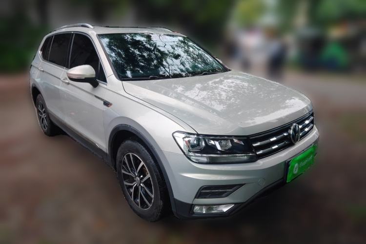 Used Volkswagen Tiguan L 2018 330TSI Automatic Two-Wheel Drive Luxury Edition Front Right 45 Deg