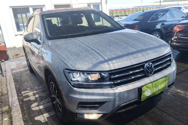 Used Volkswagen Tiguan L 2018 330TSI Automatic Two-Wheel Drive Luxury Edition Front Right 45 Deg