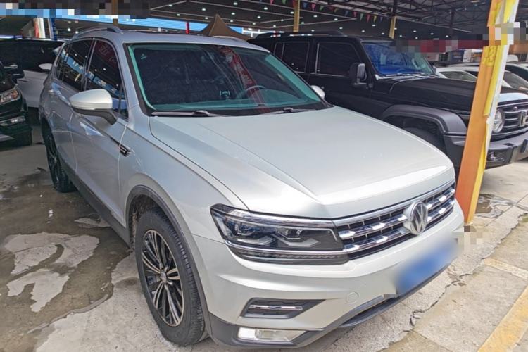 Used Volkswagen Tiguan L 2018 380TSI Automatic All-Wheel Drive Luxury Edition Front Right 45 Deg