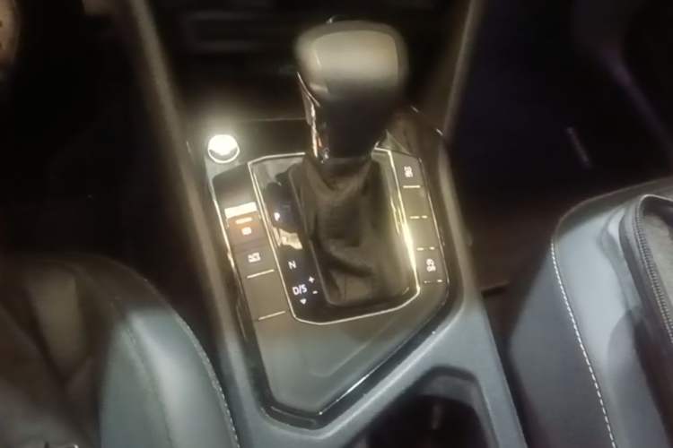 Used Volkswagen Tiguan L 2018 Revised Version 330TSI Automatic Two-Wheel Drive Comfort Edition Gear Lever