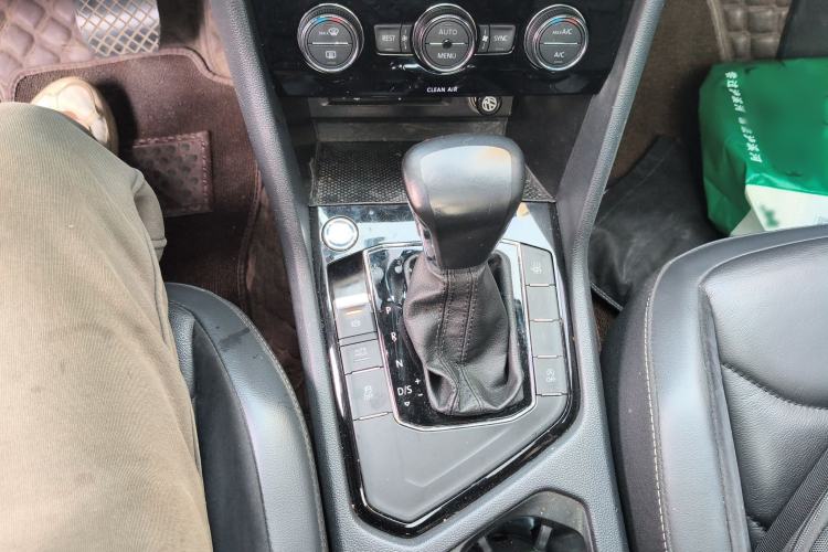 Used Volkswagen Tiguan L 2018 380TSI Automatic All-Wheel Drive Luxury Edition Gear Lever