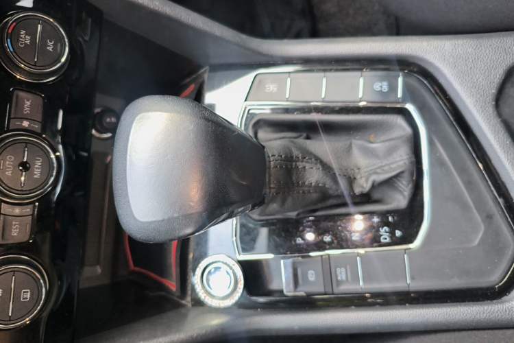 Used Volkswagen Tiguan L 2018 Revised Version 330TSI Automatic Two-Wheel Drive Comfort Edition Gear Lever