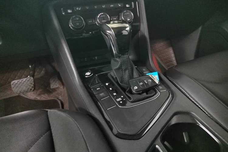 Used Volkswagen Tiguan L 2018 330TSI Automatic Two-Wheel Drive Luxury Edition Gear Lever