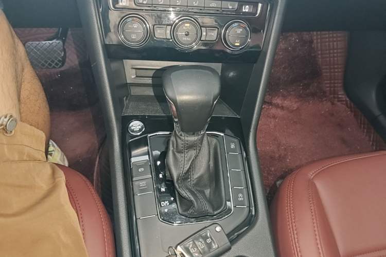 Used Volkswagen Tiguan L 2018 330TSI Automatic Two-Wheel Drive Luxury Edition Gear Lever
