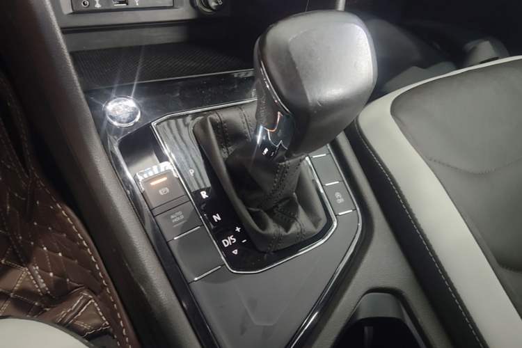 Used Volkswagen Tiguan L 2018 330TSI Automatic Two-Wheel Drive Luxury Edition Gear Lever