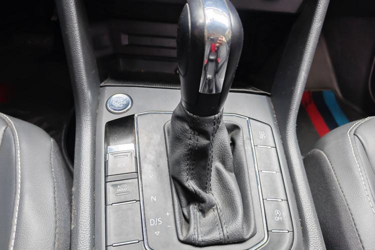 Used Volkswagen Tiguan L 2018 Revised Version 330TSI Automatic Two-Wheel Drive Trendy Edition Gear Lever