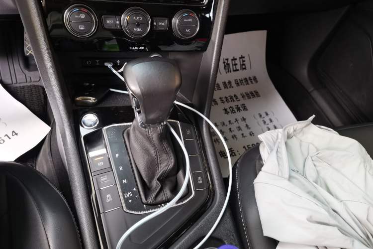 Used Volkswagen Tiguan L 2018 380TSI Automatic All-Wheel Drive Luxury Edition Gear Lever