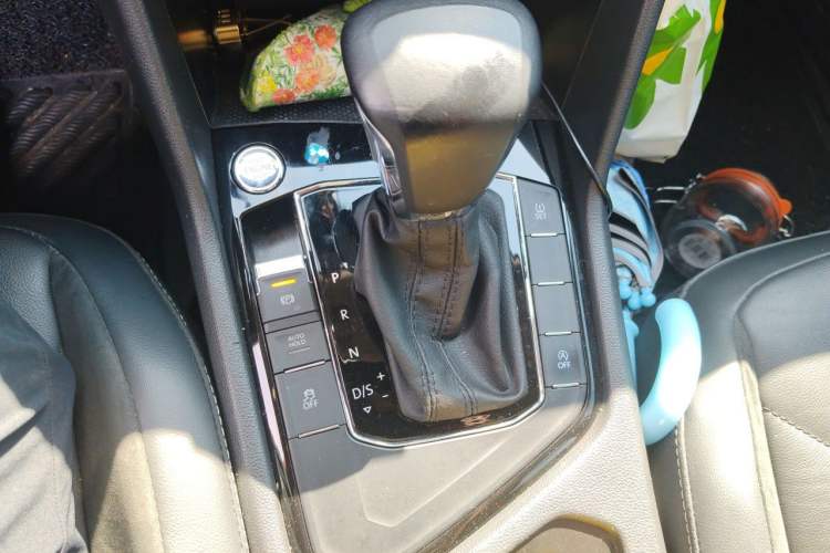 Used Volkswagen Tiguan L 2018 380TSI Automatic All-Wheel Drive Luxury Edition Gear Lever