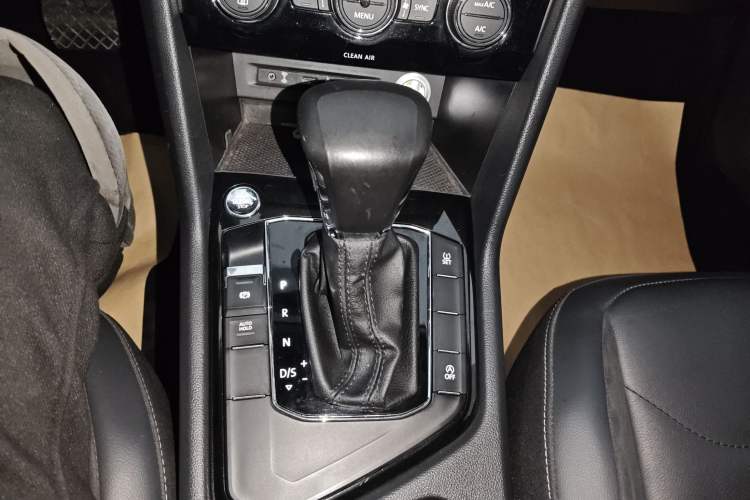 Used Volkswagen Tiguan L 2018 330TSI Automatic Two-Wheel Drive Luxury Edition Gear Lever