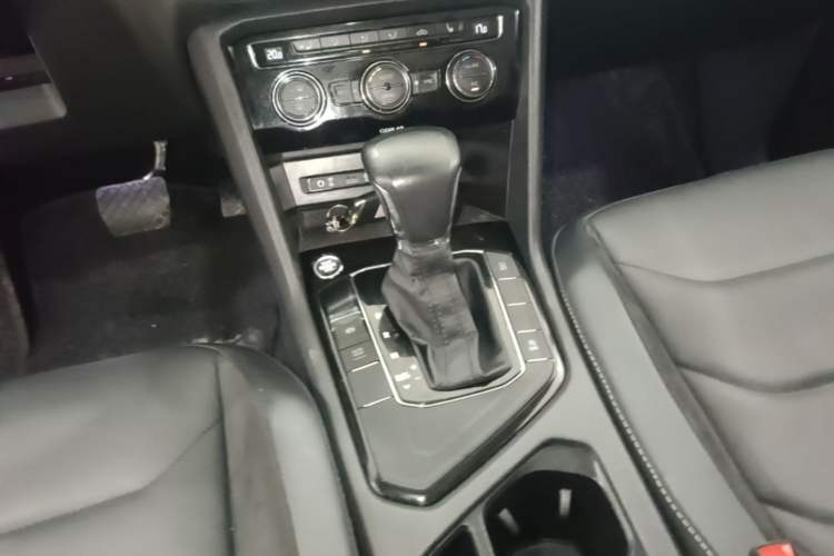 Used Volkswagen Tiguan L 2018 330TSI Automatic Two-Wheel Drive Luxury Edition Gear Lever