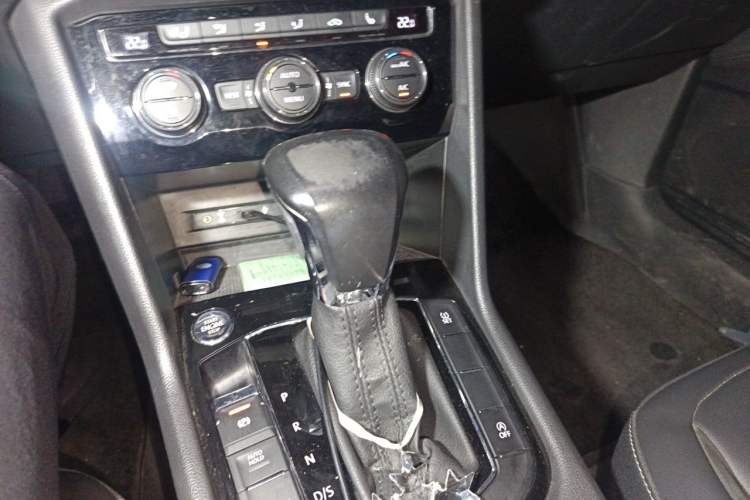 Used Volkswagen Tiguan L 2018 330TSI Automatic Two-Wheel Drive Luxury Edition Gear Lever