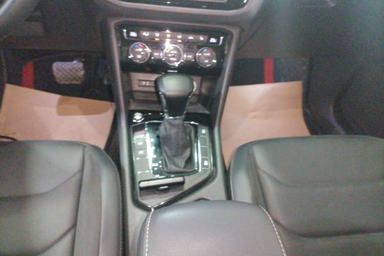 Used Volkswagen Tiguan L 2018 330TSI Automatic Two-Wheel Drive Luxury Edition Gear Lever