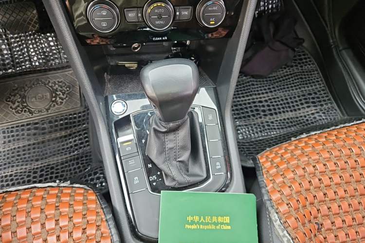 Used Volkswagen Tiguan L 2018 380TSI Automatic All-Wheel Drive Luxury Edition Gear Lever