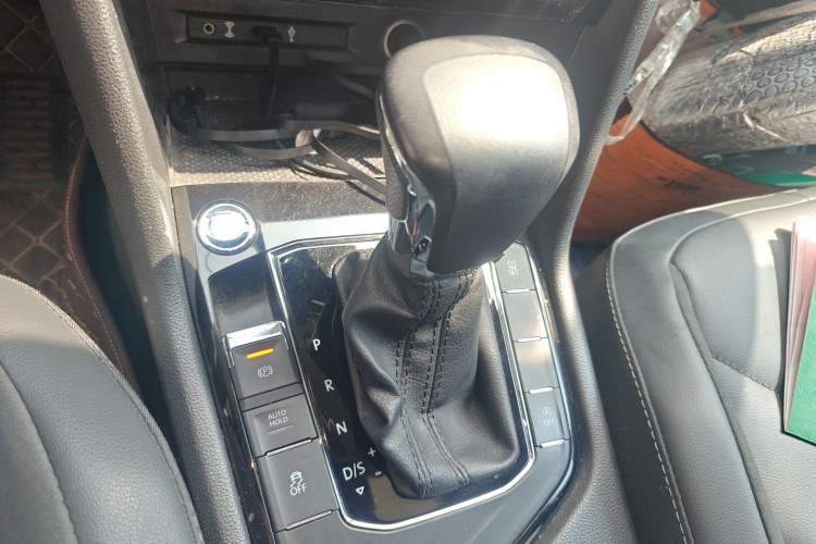 Used Volkswagen Tiguan L 2018 380TSI Automatic All-Wheel Drive Luxury Edition Gear Lever