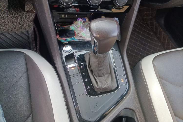 Used Volkswagen Tiguan L 2018 330TSI Automatic Two-Wheel Drive Luxury Edition Gear Lever