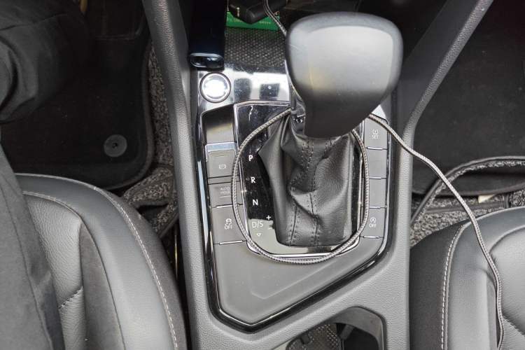 Used Volkswagen Tiguan L 2018 380TSI Automatic All-Wheel Drive Luxury Edition Gear Lever