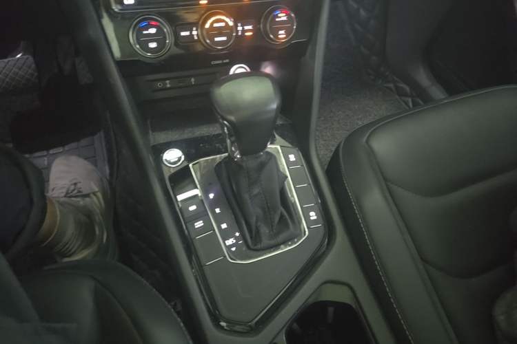 Used Volkswagen Tiguan L 2018 330TSI Automatic Two-Wheel Drive Luxury Edition Gear Lever