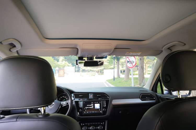Used Volkswagen Tiguan L 2018 380TSI Automatic All-Wheel Drive Luxury Edition Headliner