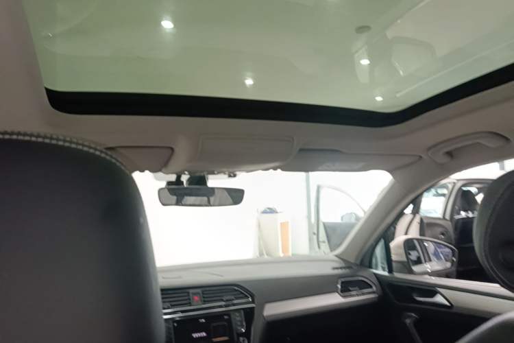 Used Volkswagen Tiguan L 2018 330TSI Automatic Two-Wheel Drive Luxury Edition Headliner