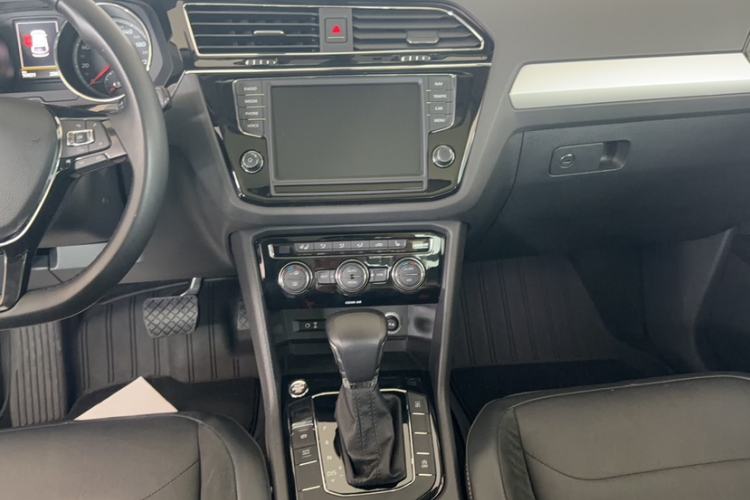 Used Volkswagen Tiguan L 2018 330TSI Automatic Two-Wheel Drive Luxury Edition Interior 2