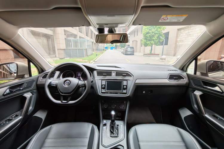 Used Volkswagen Tiguan L 2018 Revised Version 330TSI Automatic Two-Wheel Drive Trendy Edition Interior 2