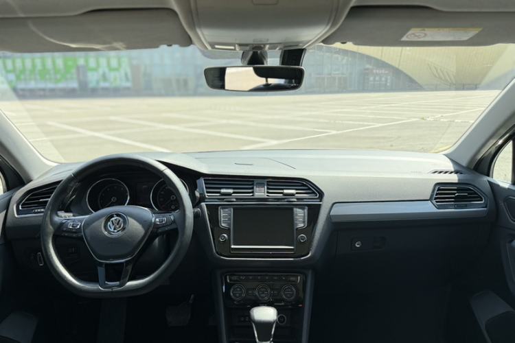 Used Volkswagen Tiguan L 2018 330TSI Automatic Two-Wheel Drive Luxury Edition Interior 2
