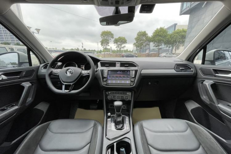 Used Volkswagen Tiguan L 2018 330TSI Automatic Two-Wheel Drive Luxury Edition Interior 2