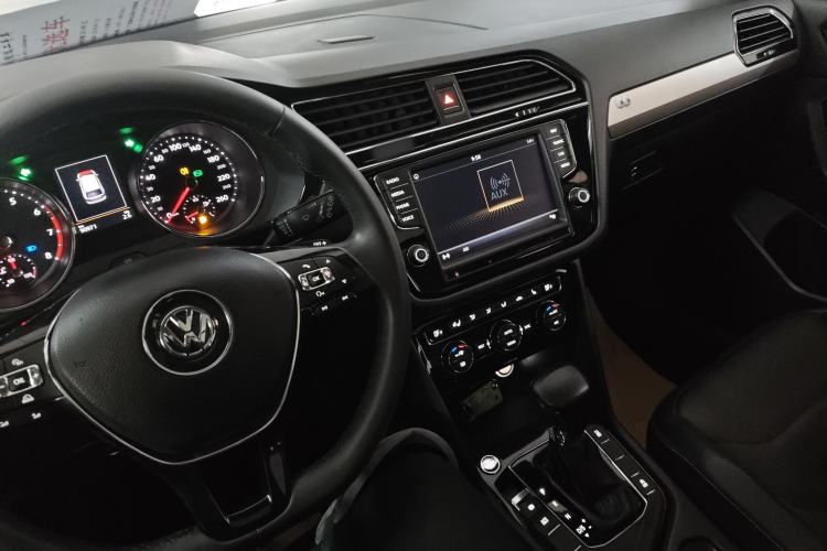 Used Volkswagen Tiguan L 2018 330TSI Automatic Two-Wheel Drive Luxury Edition Interior 2