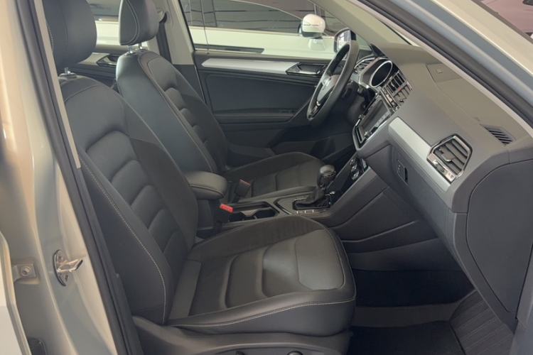 Used Volkswagen Tiguan L 2018 330TSI Automatic Two-Wheel Drive Luxury Edition Interior 3