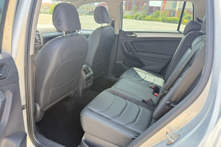 Used Volkswagen Tiguan L 2018 330TSI Automatic Two-Wheel Drive Luxury Edition Interior 3