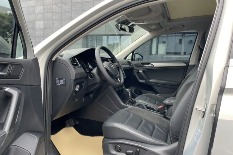 Used Volkswagen Tiguan L 2018 330TSI Automatic Two-Wheel Drive Luxury Edition Interior 3