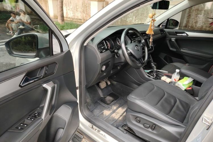 Used Volkswagen Tiguan L 2018 Facelift 330TSI Automatic Two-Wheel Drive Luxury Edition Interior 3