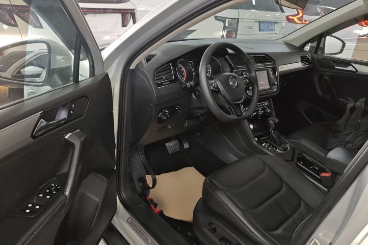 Used Volkswagen Tiguan L 2018 330TSI Automatic Two-Wheel Drive Luxury Edition Interior 3