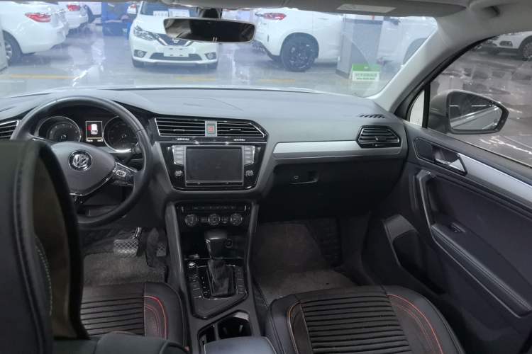 Used Volkswagen Tiguan L 2018 330TSI Automatic Two-Wheel Drive Luxury Edition Interior 3