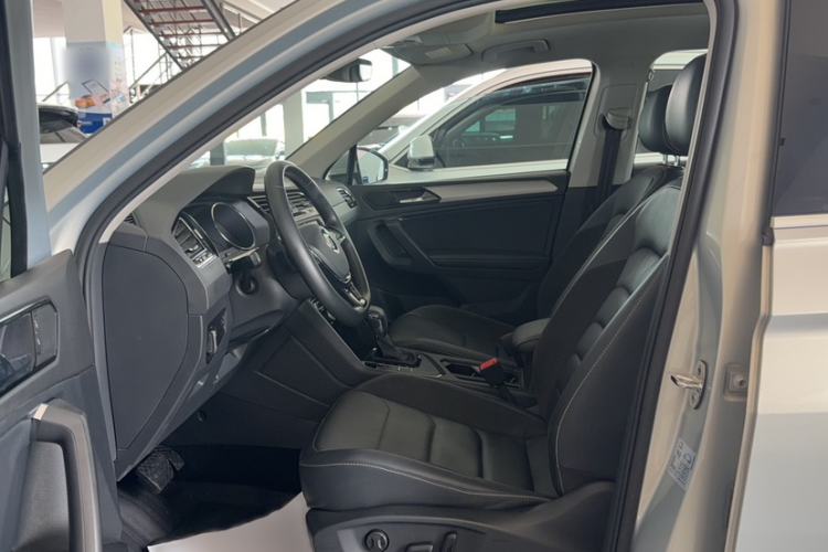 Used Volkswagen Tiguan L 2018 330TSI Automatic Two-Wheel Drive Luxury Edition Interior 4