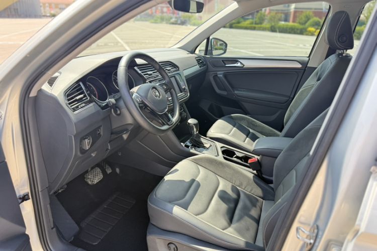 Used Volkswagen Tiguan L 2018 330TSI Automatic Two-Wheel Drive Luxury Edition Interior 4