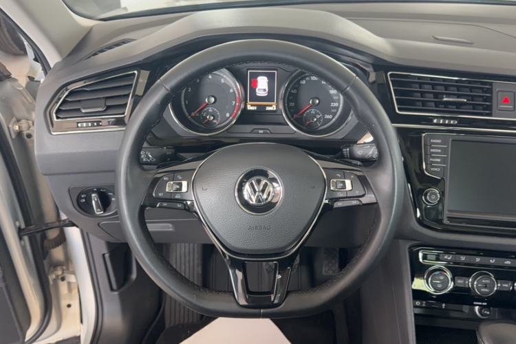 Used Volkswagen Tiguan L 2018 330TSI Automatic Two-Wheel Drive Luxury Edition Interior 6