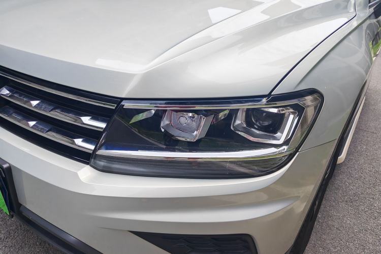 Used Volkswagen Tiguan L 2018 Revised Version 330TSI Automatic Two-Wheel Drive Trendy Edition Left Front Headlight