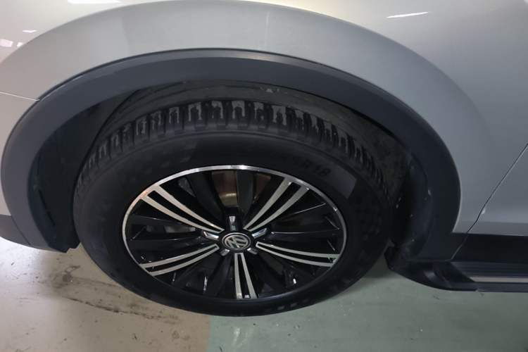 Used Volkswagen Tiguan L 2018 380TSI Automatic All-Wheel Drive Luxury Edition Left Front Wheel Hub