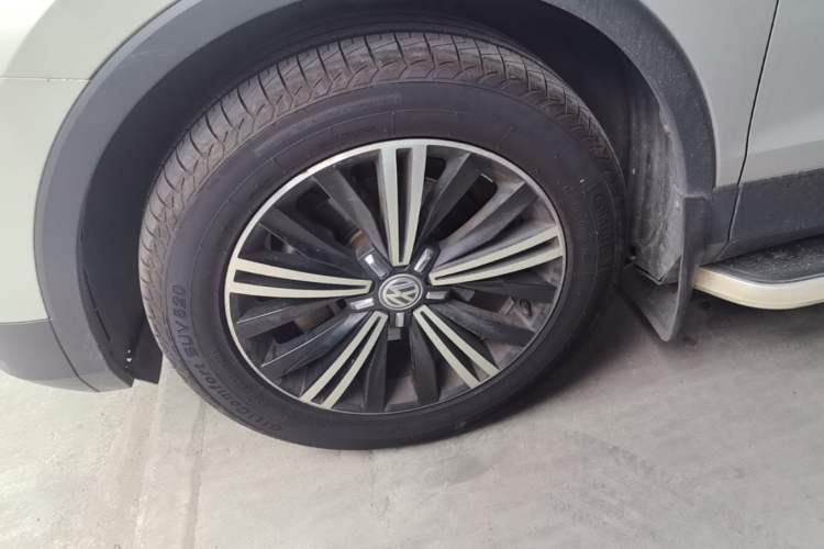 Used Volkswagen Tiguan L 2018 Revised Version 330TSI Automatic Two-Wheel Drive Trendy Edition Left Front Wheel Hub