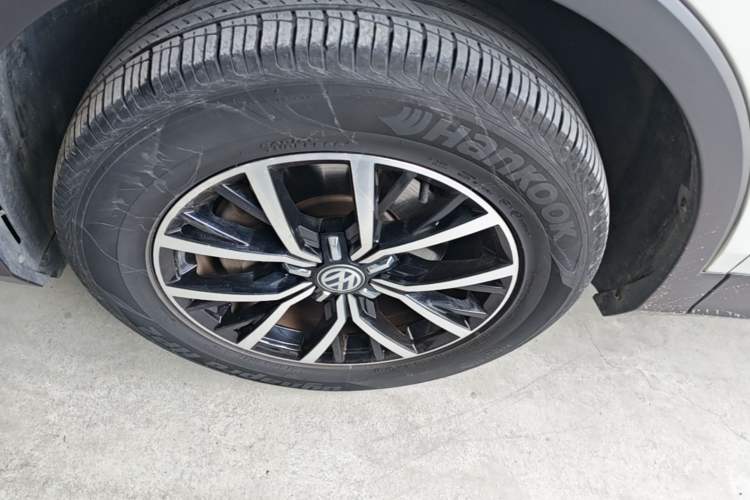 Used Volkswagen Tiguan L 2018 Revised Version 330TSI Automatic Two-Wheel Drive Comfort Edition Left Front Wheel Hub