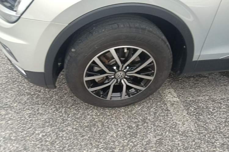Used Volkswagen Tiguan L 2018 Revised Version 330TSI Automatic Two-Wheel Drive Comfort Edition Left Front Wheel Hub