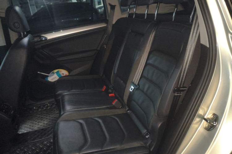 Used Volkswagen Tiguan L 2018 330TSI Automatic Two-Wheel Drive Luxury Edition Left Rear Seat